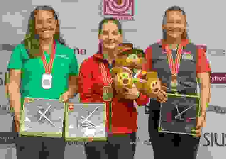 G50m Liegend Juniorinnen Solothurner Podest Reines Solothurner Podest mit (v.l.) Larissa Donatiello, Siegerin Gina Gyger und der drittplatzierten Vivien Jäggi.