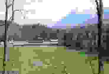 K1024_Guntelsey Foto atp.JPG Blick auf die über 50-jährige Thuner Schiessanlage von oberhalb des Zielhangs aus.