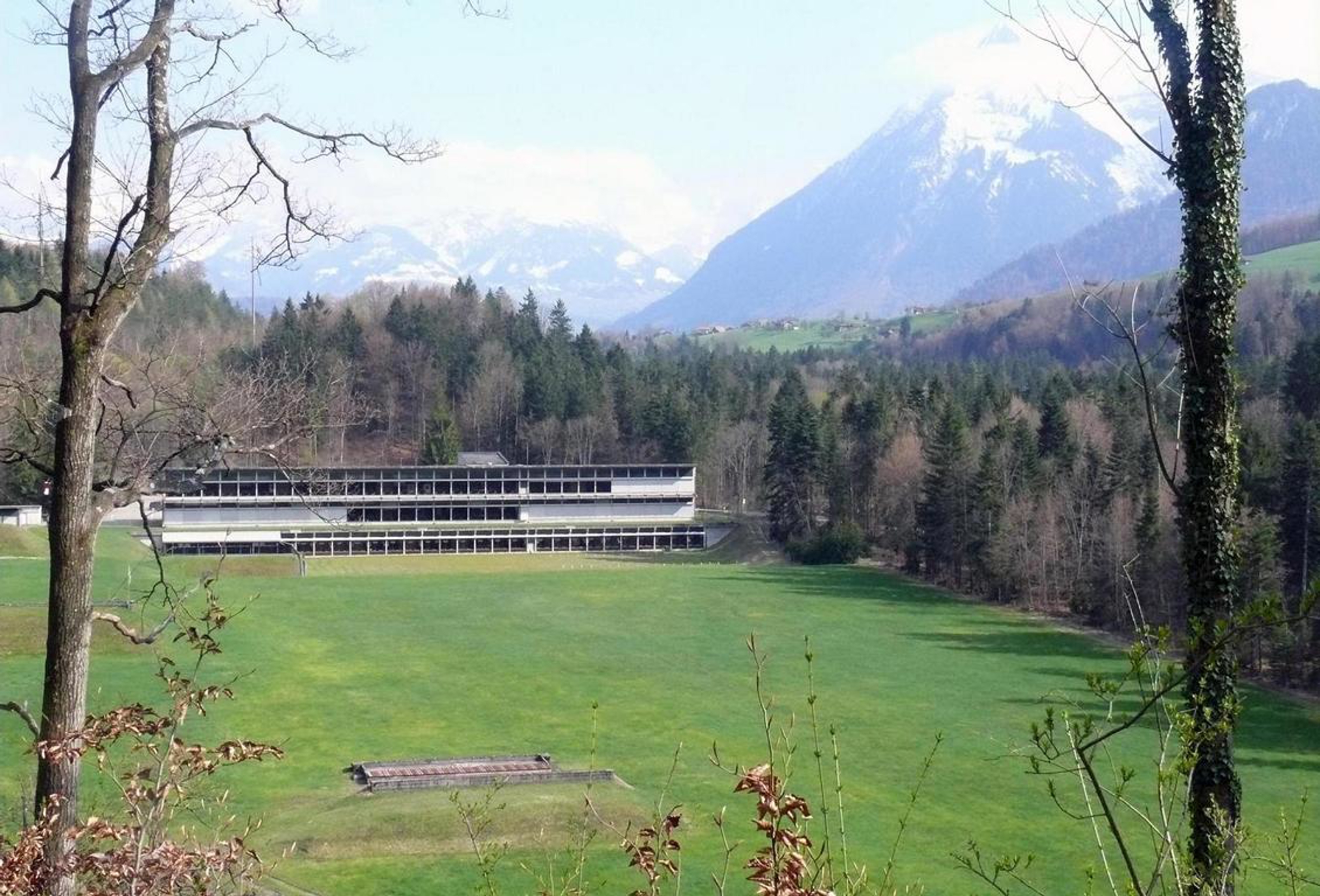 Blick auf die über 50-jährige Thuner Schiessanlage von oberhalb des Zielhangs aus.