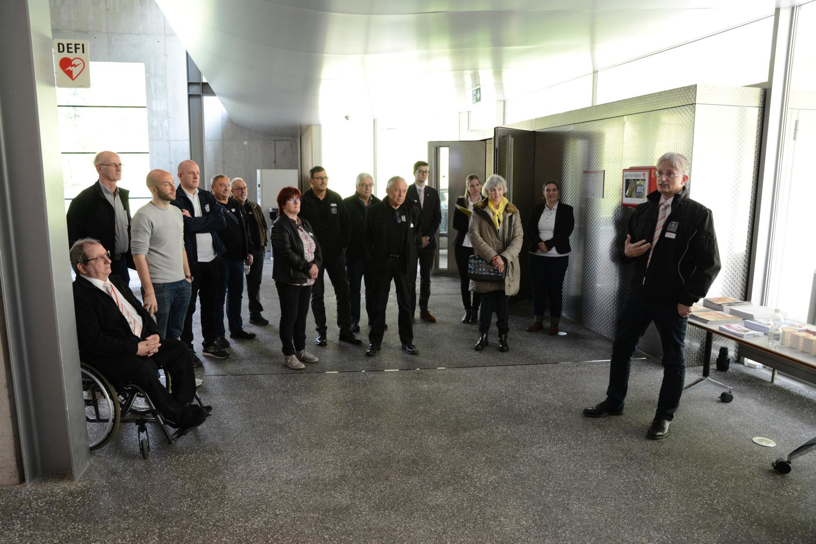 SSV-Präsident Luca Filippini (rechts) begrüsst die Gäste am Partner- und Ehrenamtlichen-Anlass.