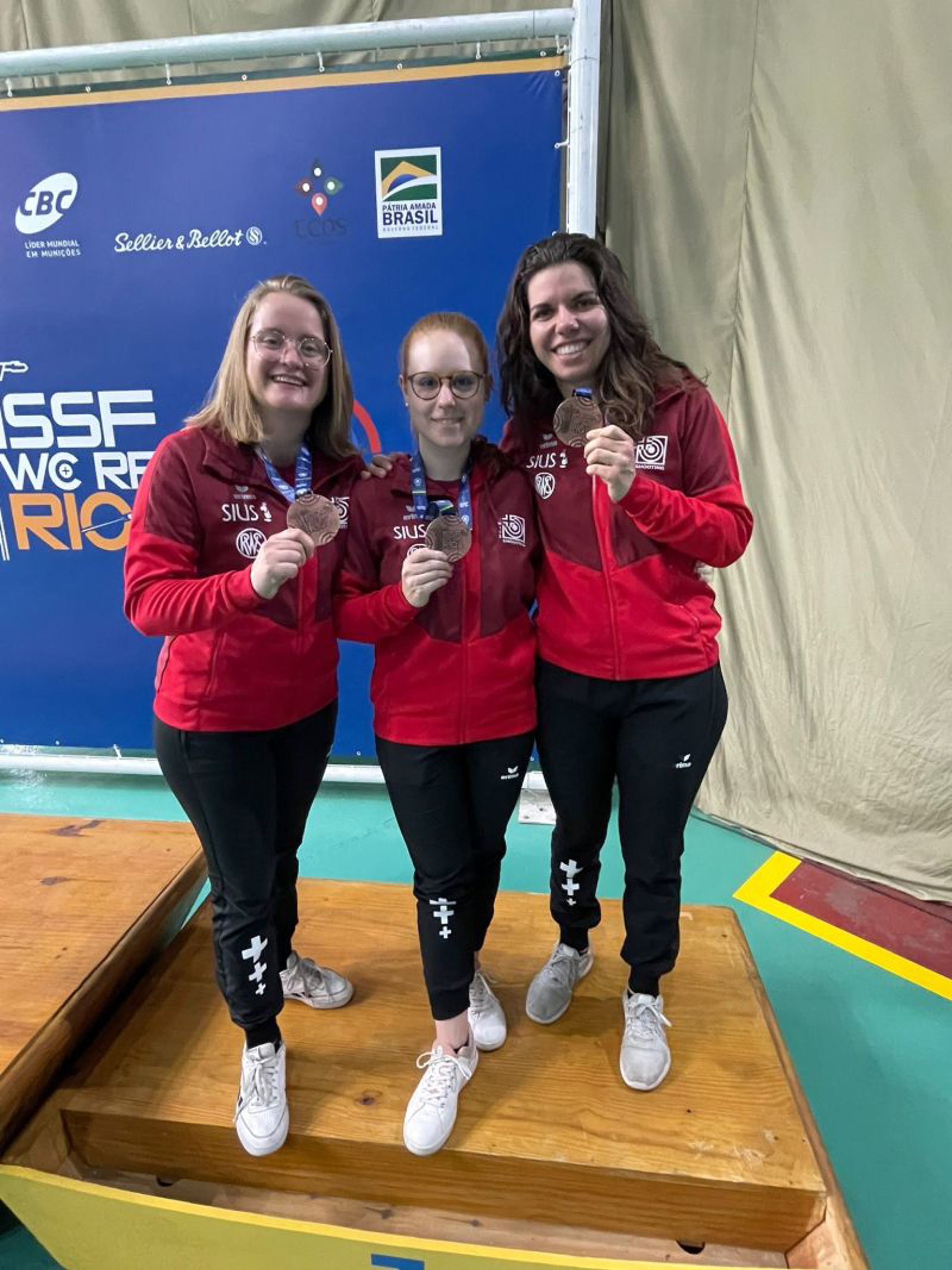Bronze für Franziska Stark, Nina Christen und Chiara Leone (vl)