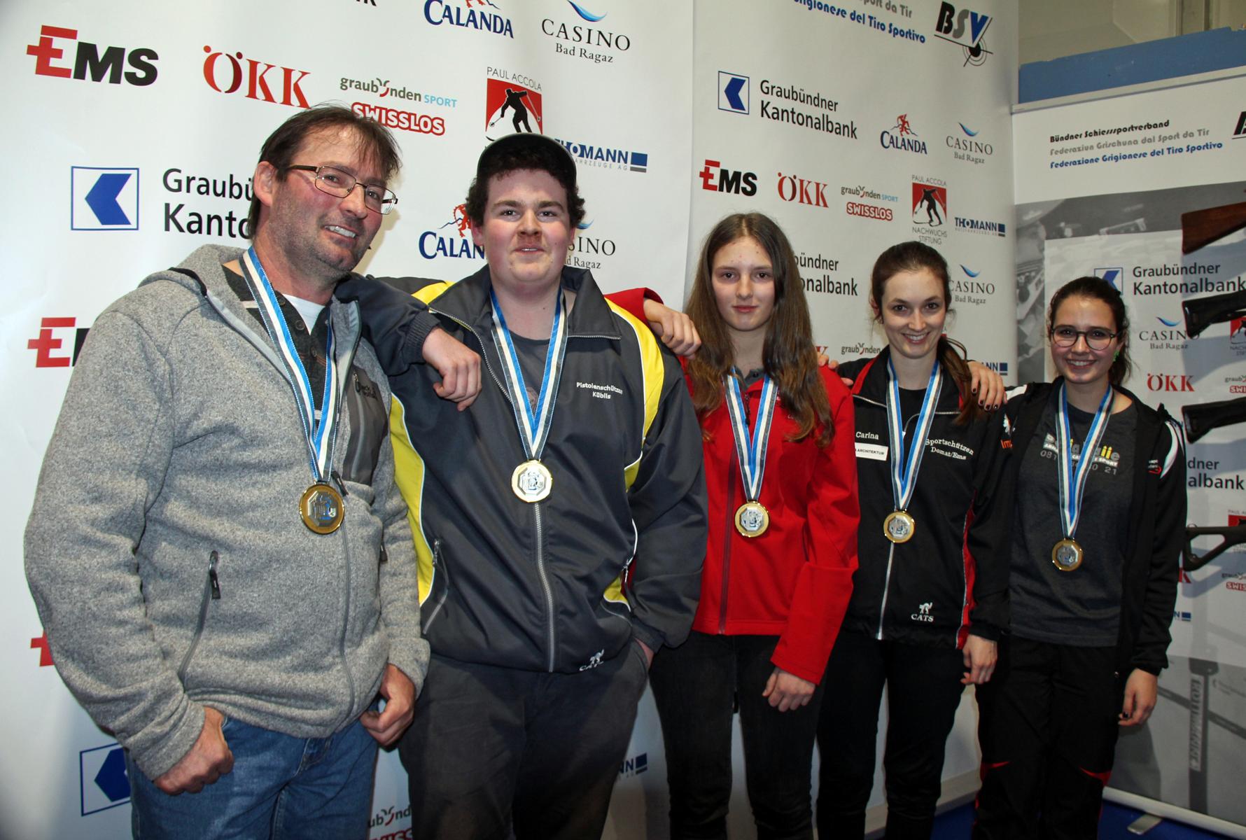 Die Sieger an den Bündner Meisterschaften 10m in Chur (von links): Elmar Fallet, Tim Wolf, Anja Cadalbert, Carina Caluori und Annina Tomaschett.