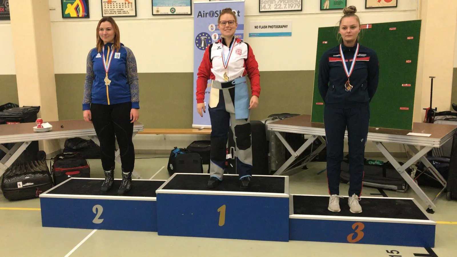 Das Podest Gewehr 10m Damen: (v.l.): 2. Anna Ilina (UKR), 1. Nina Christen, 3. Jenny Stene (NOR)