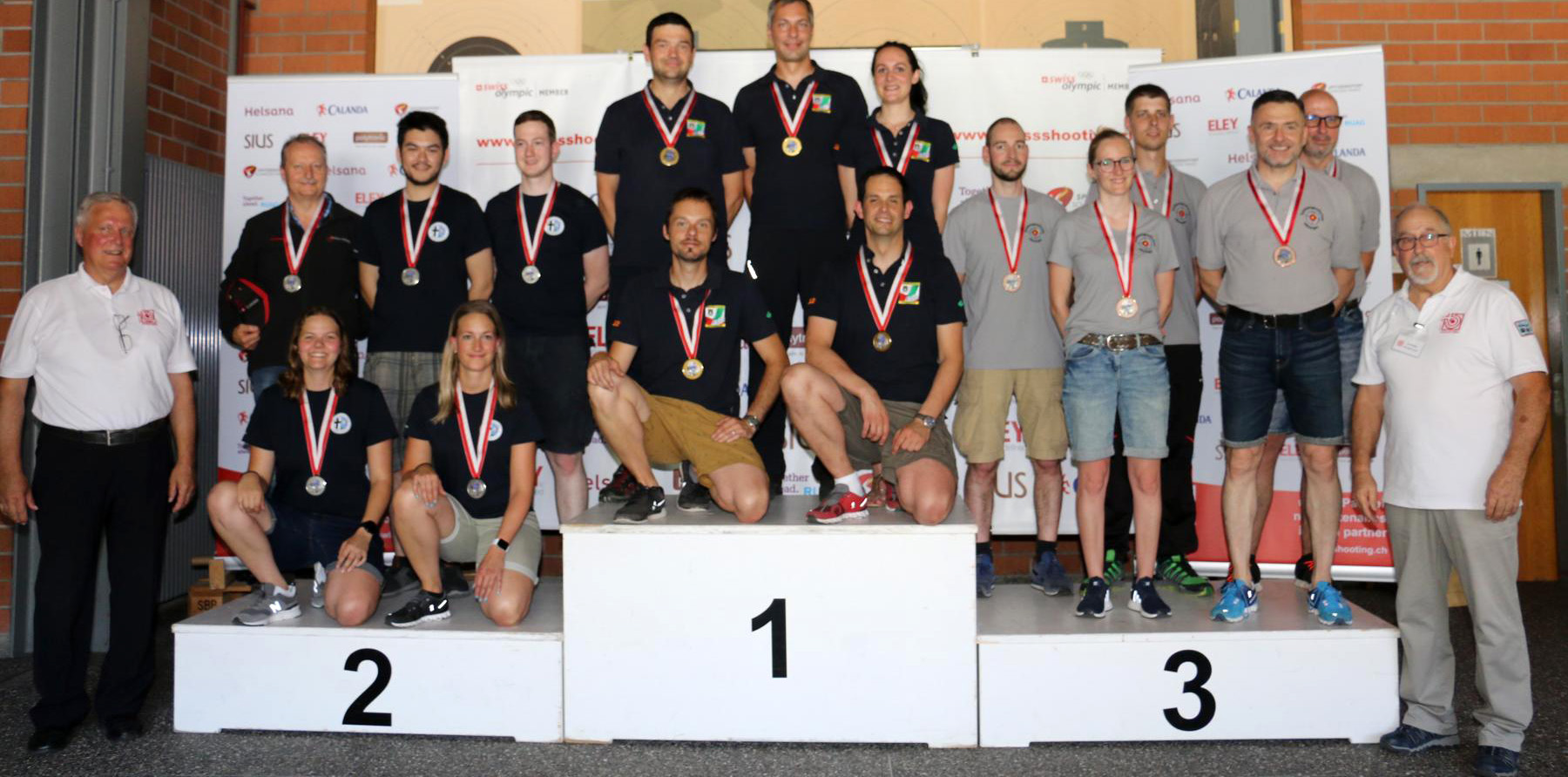 Das Siegerpodest mit Gewinner und Titelverteidiger Buchholterberg, dem zweitplatzierten Thörishaus und Dritten Villmergen, flankiert von SSV-Vorstandsmitglied Ruedi Meier (links) und Urs Wenger als Ressortleiter.