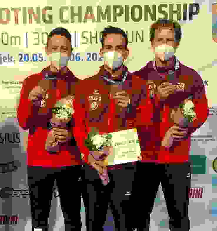K800_Podest.JPG Das Schweizer Bronze-Team (v.l.): Christoph Dürr, Fabio Wyrsch und Jan Lochbihler