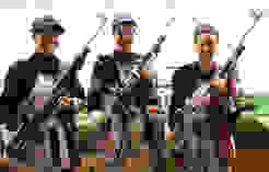 Rifle Trophy 21 G10m Frauen erste Drei.jpg Siegerin Sara Lechner aus Bayern, eingerahmt von den beiden Schweizerinnen Chiara Leone (3., links) und Petra Lustenberger als Zweite.