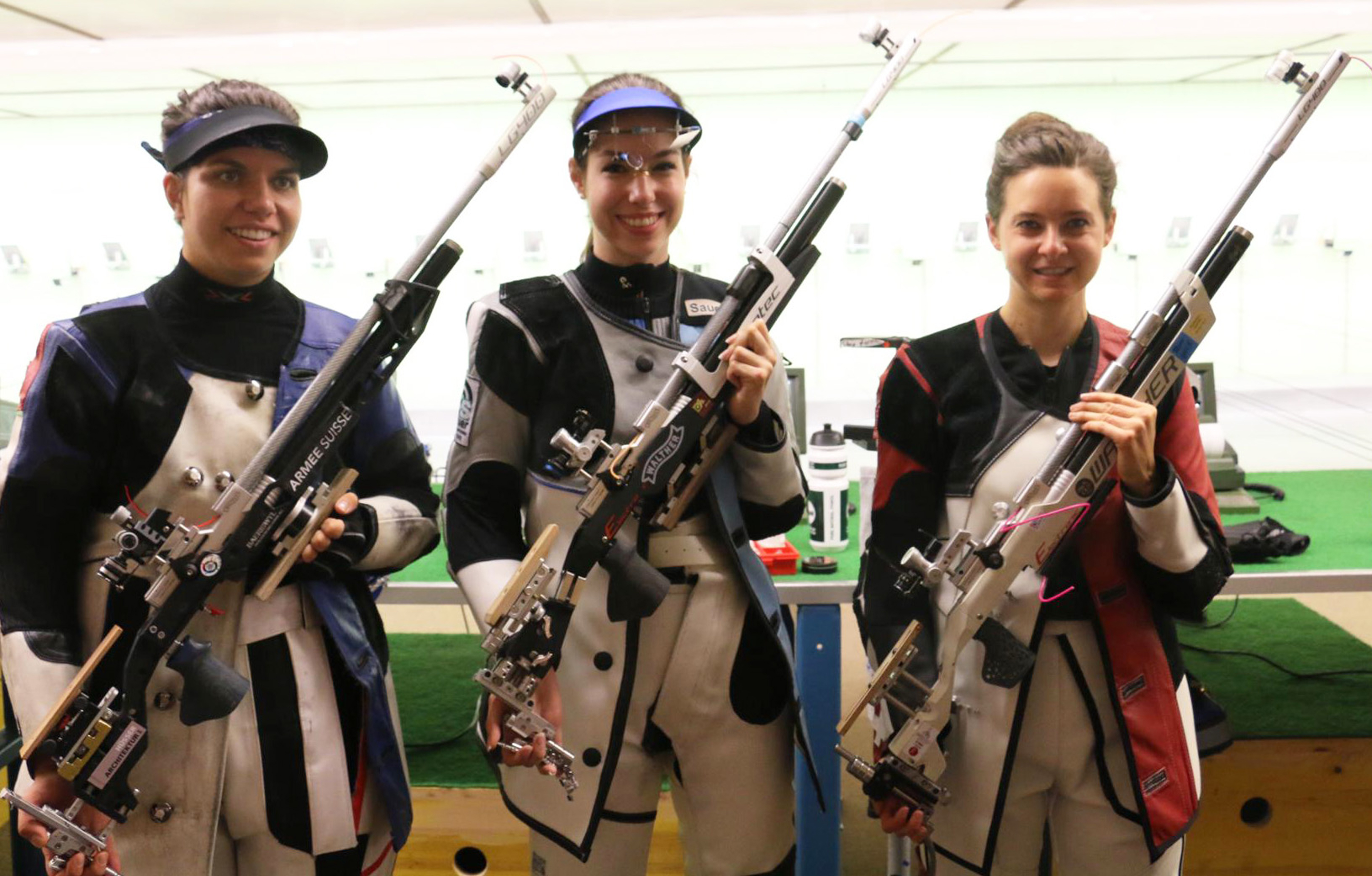 Siegerin Sara Lechner aus Bayern, eingerahmt von den beiden Schweizerinnen Chiara Leone (3., links) und Petra Lustenberger als Zweite.