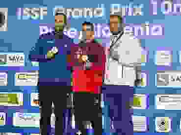 Jason Solari auf Podest.jpg Jason Solari mit der Goldmedaille.