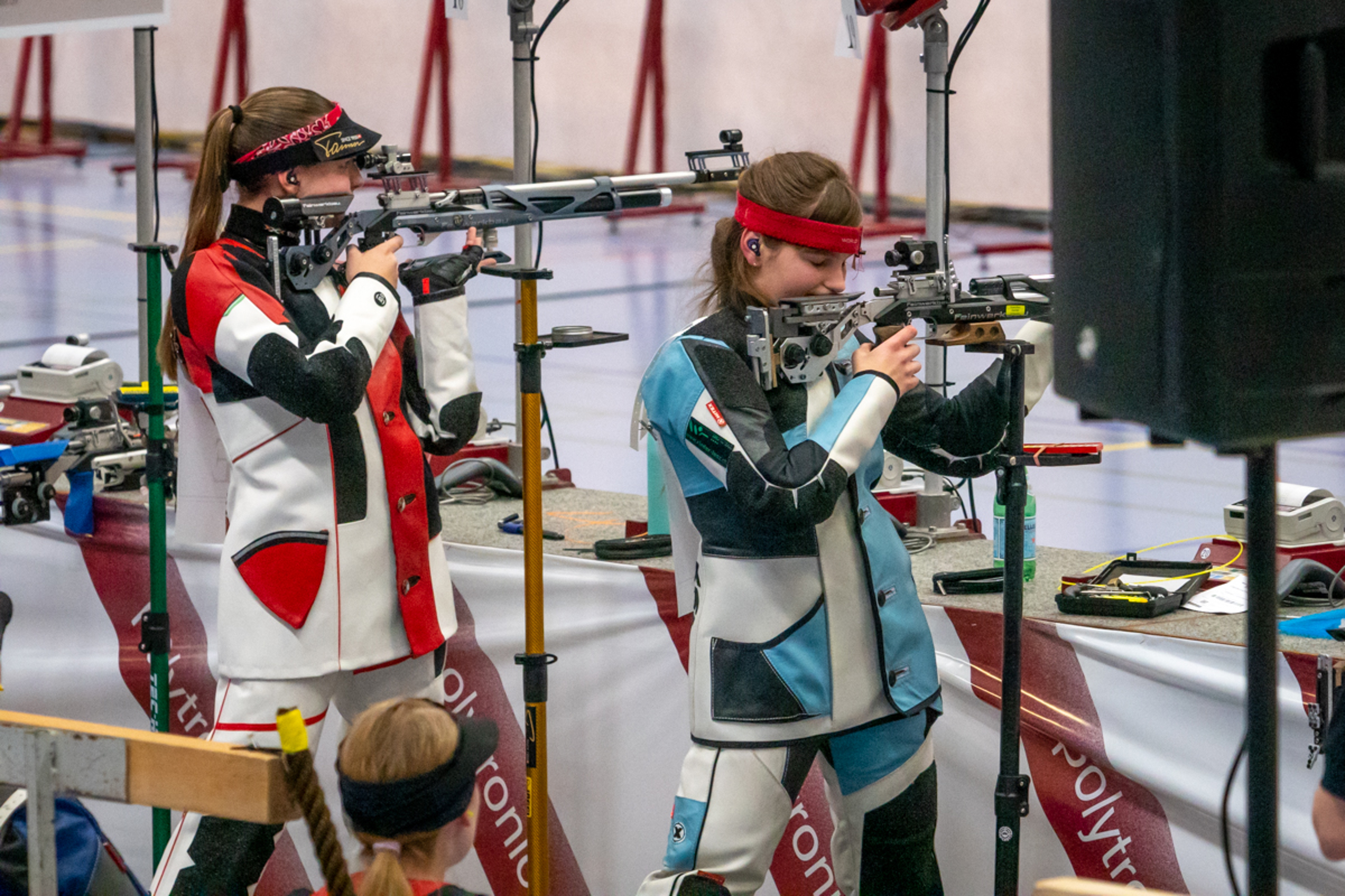 Gewinnerin (U17) Emely Jäggi neben Ekaterina Chenikova (v.l.).