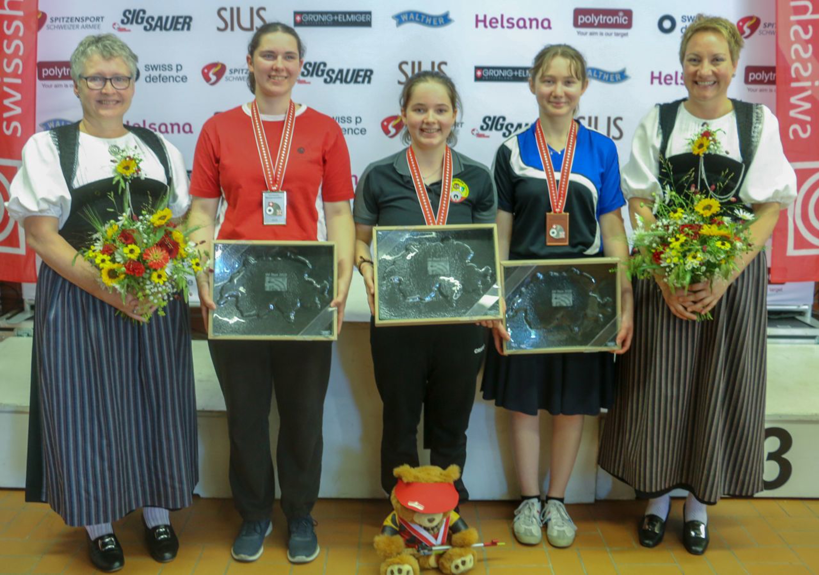 Die Medaillengewinnerinnen (vl.) Noémi Chaperon, Gina Gyger und Nina Eggli mit Ehrendamen 