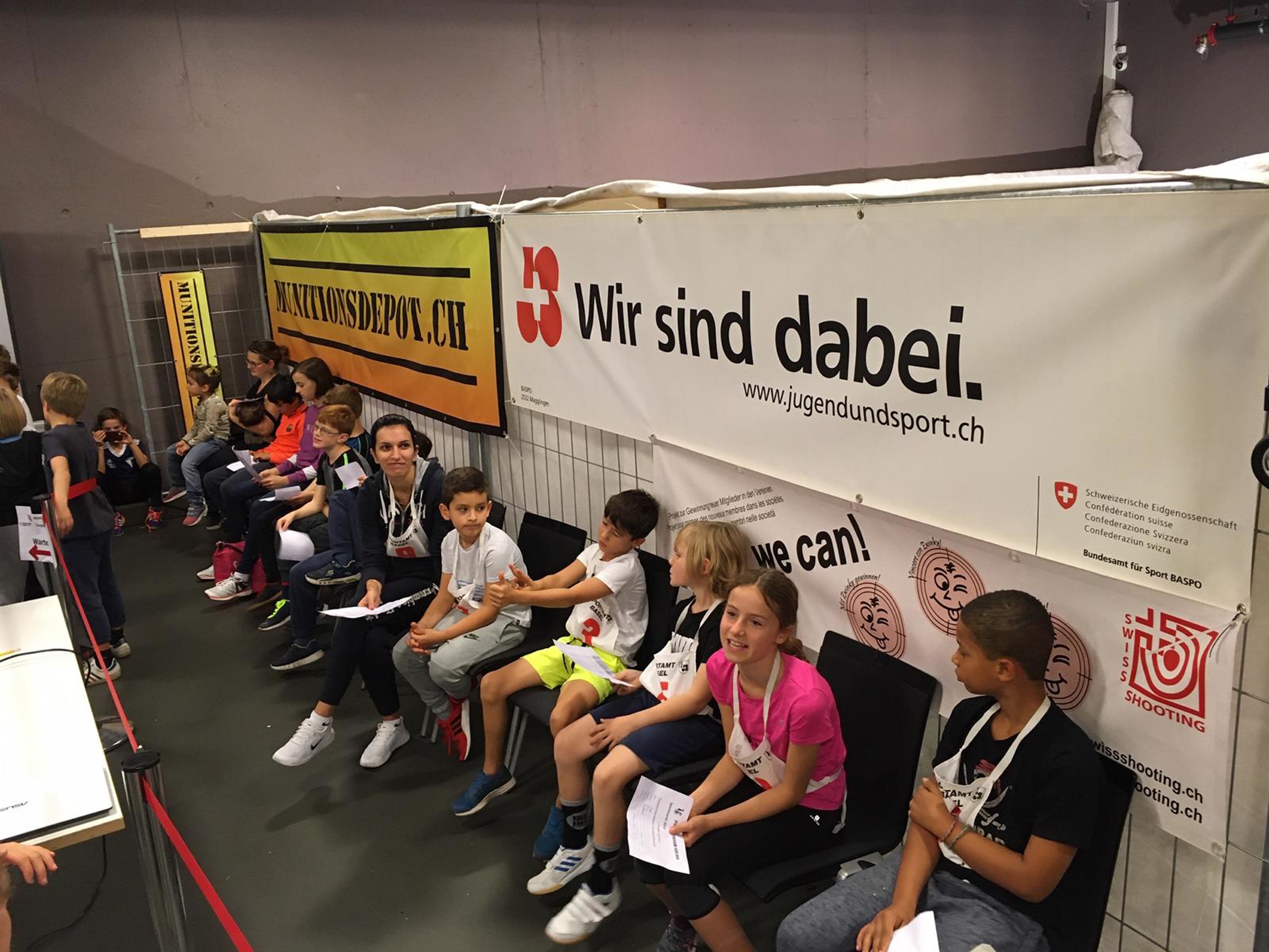 Bis auf den letzten Stuhl besetzte Wartezone, bevor es zum Target Sprint geht.