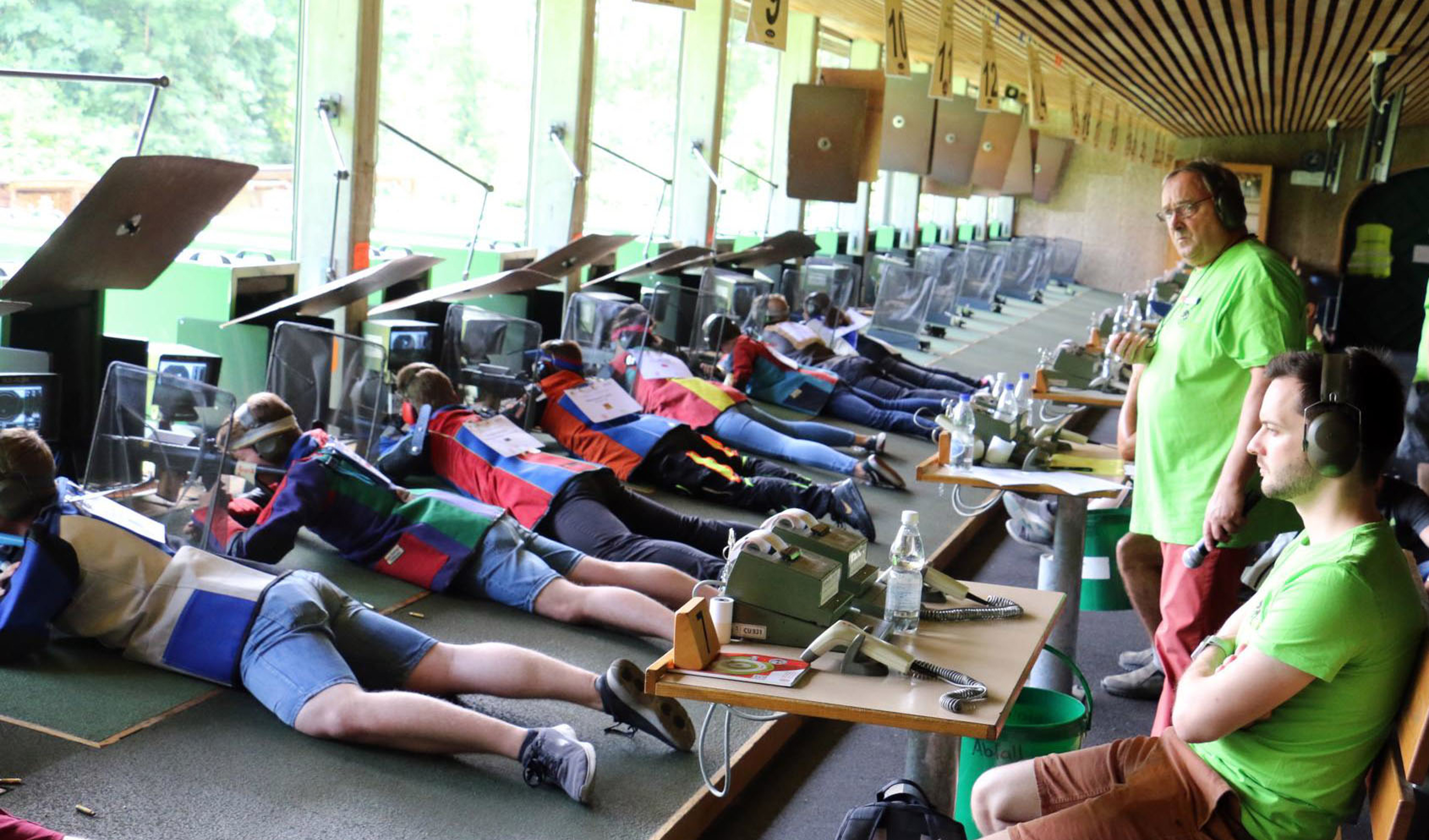 Walter Brändli leitet im Schiessstand Schollenholz den Wettkampf der 300m-Schützen in der Kategorie U21 Ordonnanz.