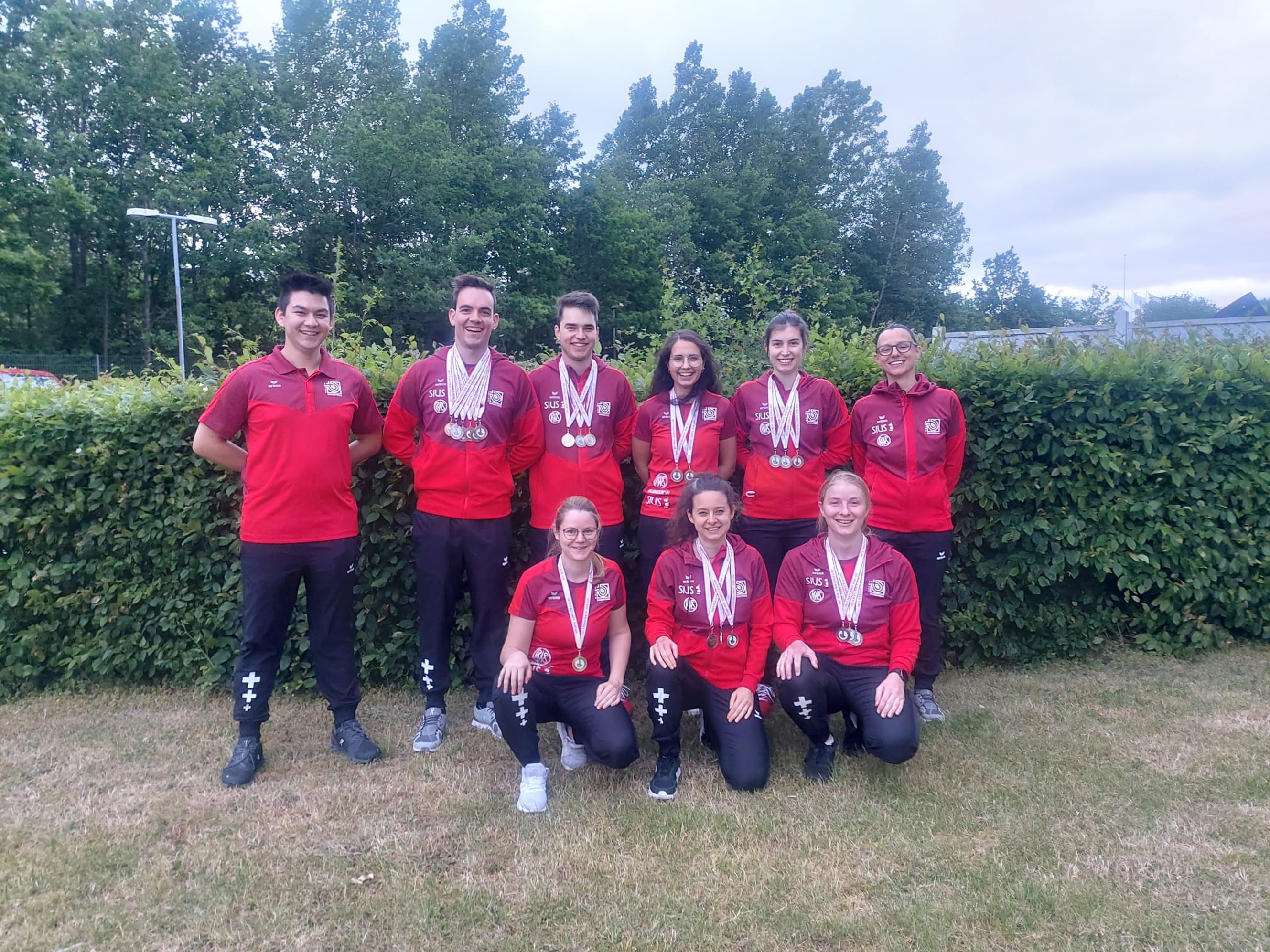 Die strahlende Schweizer Edelmetall-Delegation von Aarhus (DEN) (obere Reihe v.l.): NLZ Trainer Gewehr Jan Hollenweger, Fabio Wyrsch, Lukas Roth, Annina Tomaschett, Valentina Caluori und Trainer Gewehr Annik Marguet. Untere Reihe (v.l.): Barbara Schläpfer, Petra Lustenberger und Nadja Kübler.