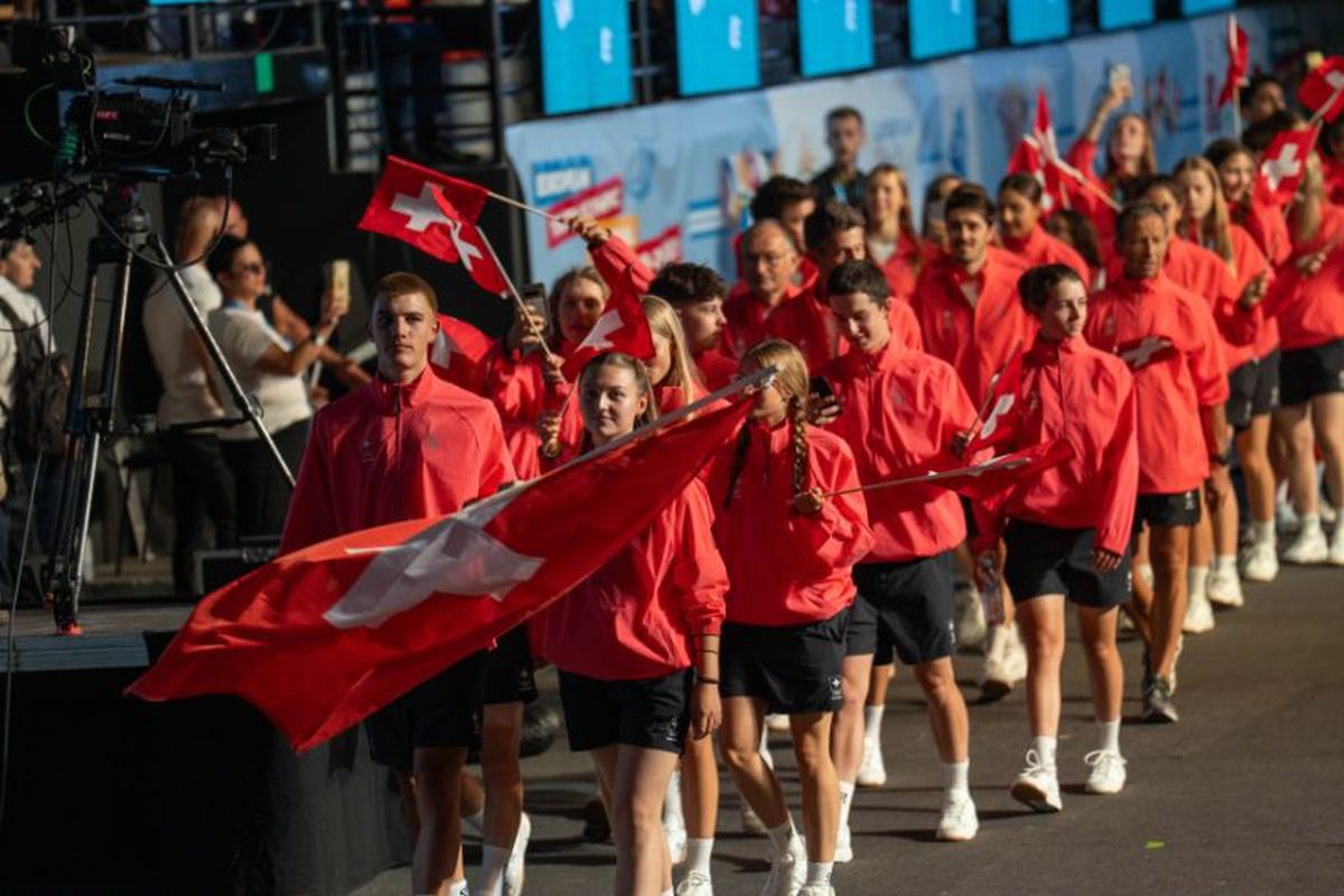 Emely Jäggi und Yanis Berthoud tragen die Schweizer Fahne. (Bild: Swiss Olympic)