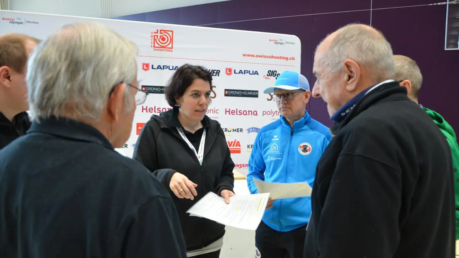 Die neue Wettkampfchefin Simona Ferrini instruiert die Teamchefs