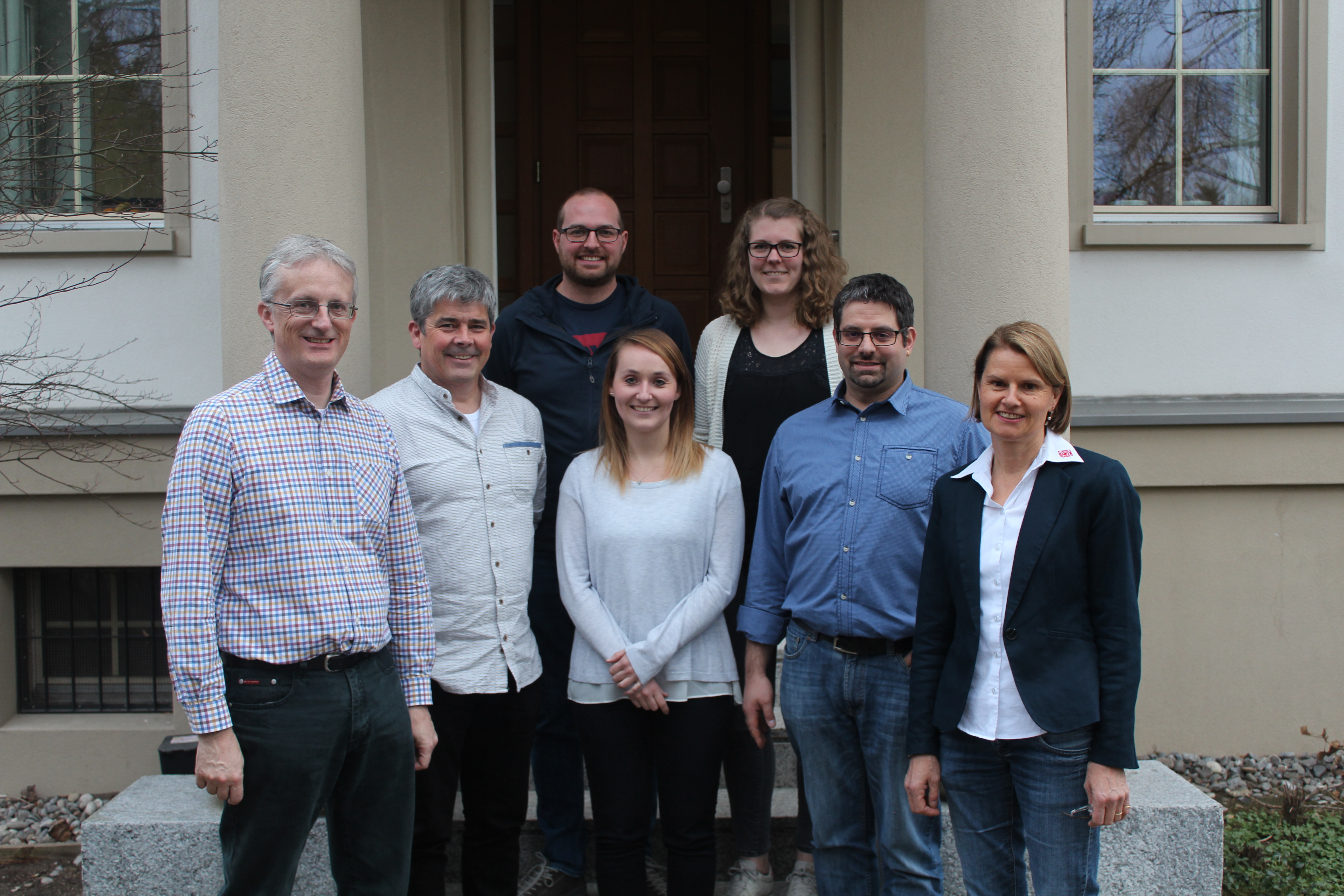 Die neusten Absolventen der Trainerausbildung B Gewehr, flankiert von SSV-Präsident Luca Fillipini (ganz links) und Ruth Siegenthaler, Leiterin Bereich Ausbildung und Richter (ganz rechts).