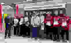 Standardpistole Podest.jpg Rang drei für das Schweizer Team mit (rechts im Bild) Adrian Schaub, Cédric Grisoni und Dylan Diethelm (v.l.) Links im Bild die zweitplatzierten Deutschen, in der Bildmitte die Siegermannschaft aus Frankreich.