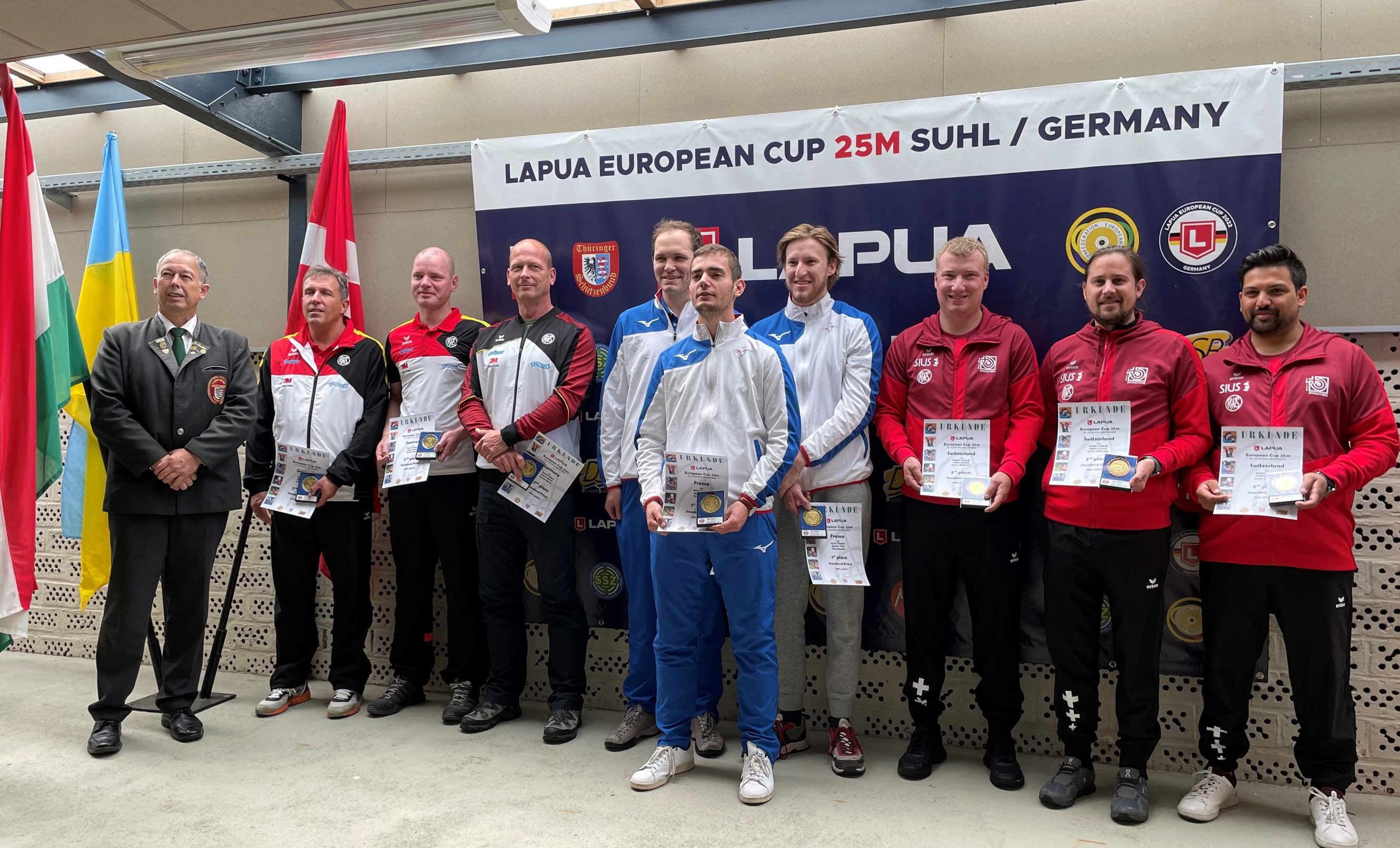 Rang drei für das Schweizer Team mit (rechts im Bild) Adrian Schaub, Cédric Grisoni und Dylan Diethelm (v.l.) Links im Bild die zweitplatzierten Deutschen, in der Bildmitte die Siegermannschaft aus Frankreich.