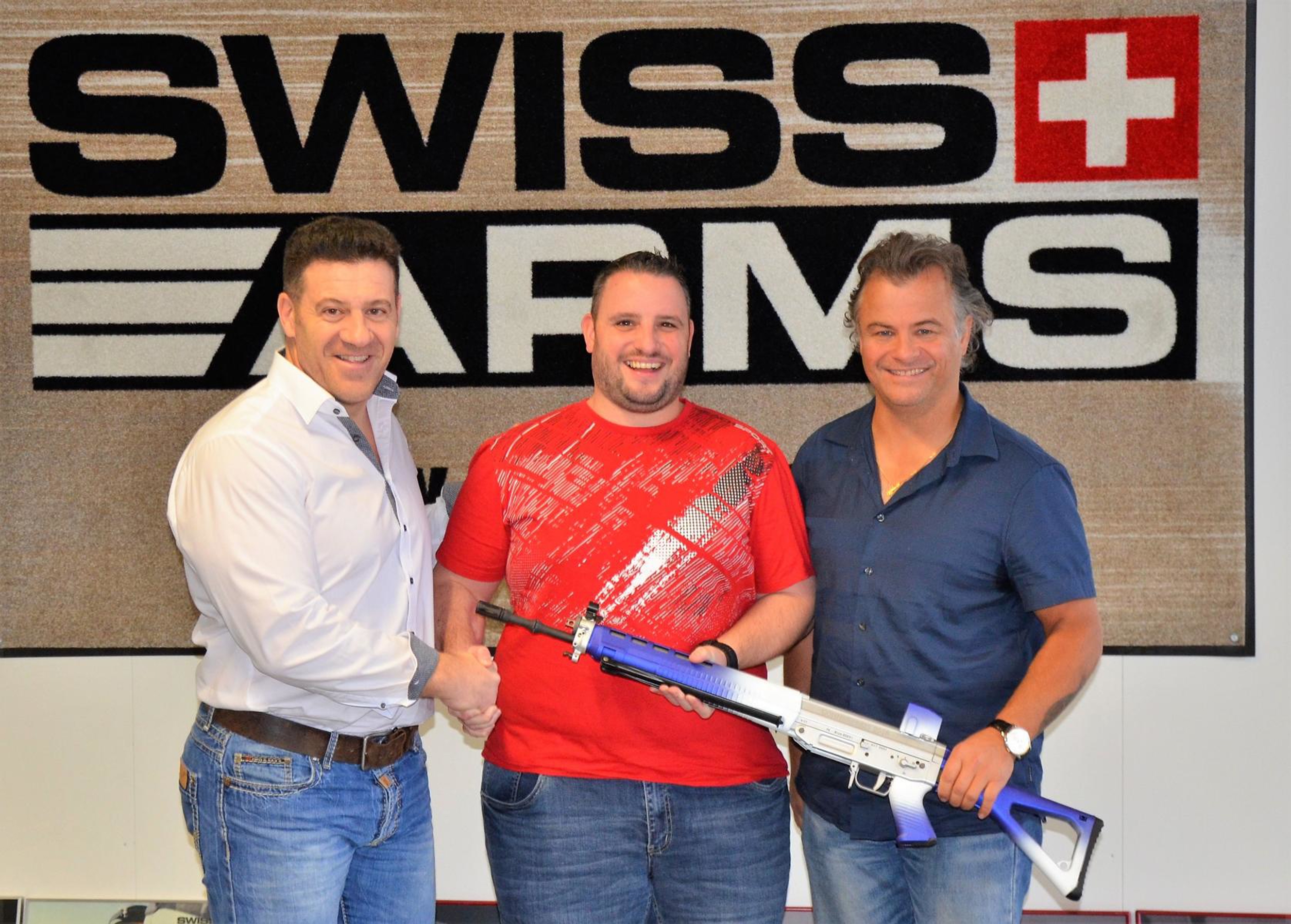 Gewinner Walter Reber mit den Spendern Pasquale Caputi (links) und Martin Blum (rechts).