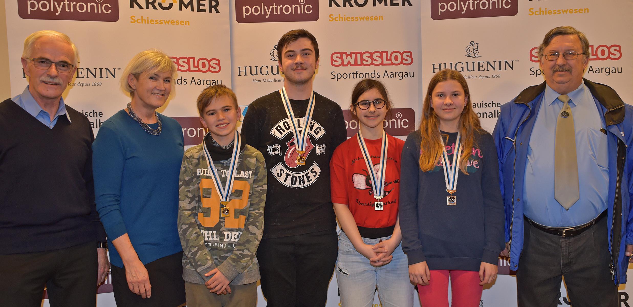 Die vier Kategoriensieger mit dem Gewehr: (von links) Cedric Schneider, Idris Zuncevski, Ana Marija Pavlovic und Marion Obrist. Links aussen Ausbildungschef Robert Keller und AGSV-Sponsorenvertreterin Eliane Müller, rechts aussen AGSV-Präsident Victor Hüsser.