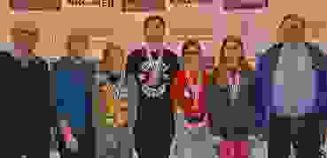 Final Jugendwettbewerb «Aargauer Zähni» Die vier Kategoriensieger mit dem Gewehr: (von links) Cedric Schneider, Idris Zuncevski, Ana Marija Pavlovic und Marion Obrist. Links aussen Ausbildungschef Robert Keller und AGSV-Sponsorenvertreterin Eliane Müller, rechts aussen AGSV-Präsident Victor Hüsser.