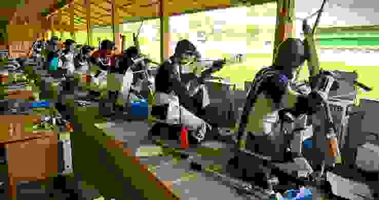 G Kniend 01 Sven Bachofner (ASV Nürensdorf; 2. von rechts) auf dem Weg zum Sieg.