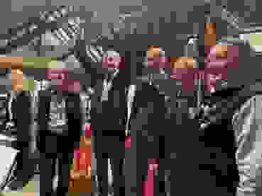 image00001.jpg Gottfried Wüsten freut sich über das gewonnene Sturmgewehr 90 und den Sieg.