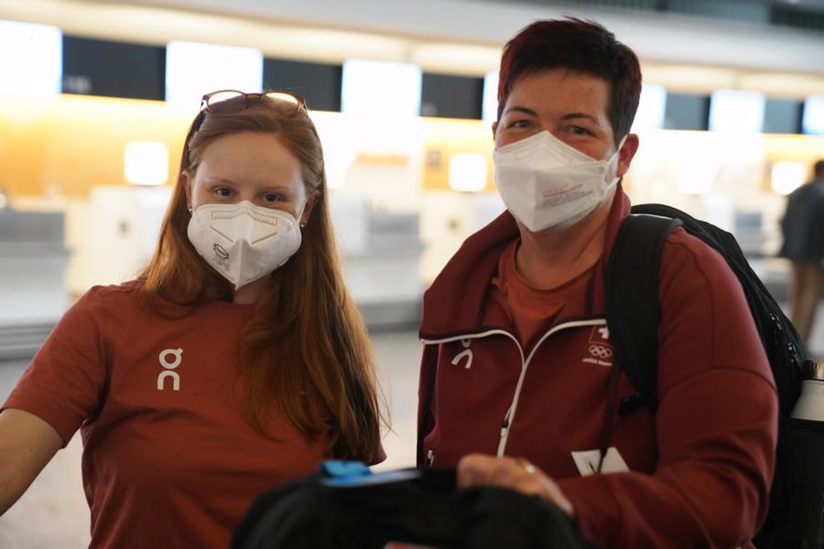 Nina Christen und Heidi Diethelm Gerber kurz vor dem Einchecken am Flughafen Zürich