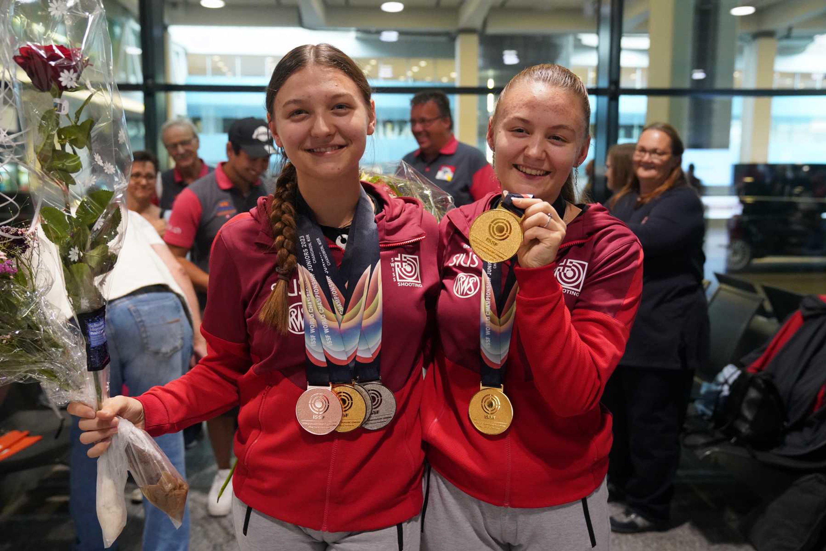 Emely und Vivien Jäggi präsentieren stolz ihre Medaillensammlung. 