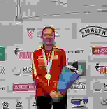 K1024 DSC 8437 Audrey Gogniat strahlt auf dem Podest mit der Silbermedaille, (Foto: (Foto: Jürgen Heise)