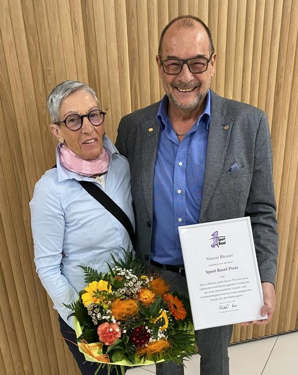 Der strahlender Gewinner mit seiner Gattin.