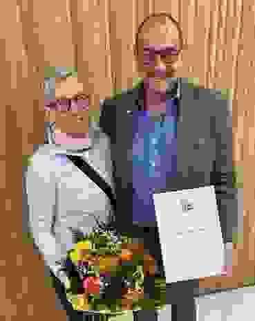 K1024_Ein strahlender Gewinner mit seiner Auszeichnung.JPG Der strahlender Gewinner mit seiner Gattin.