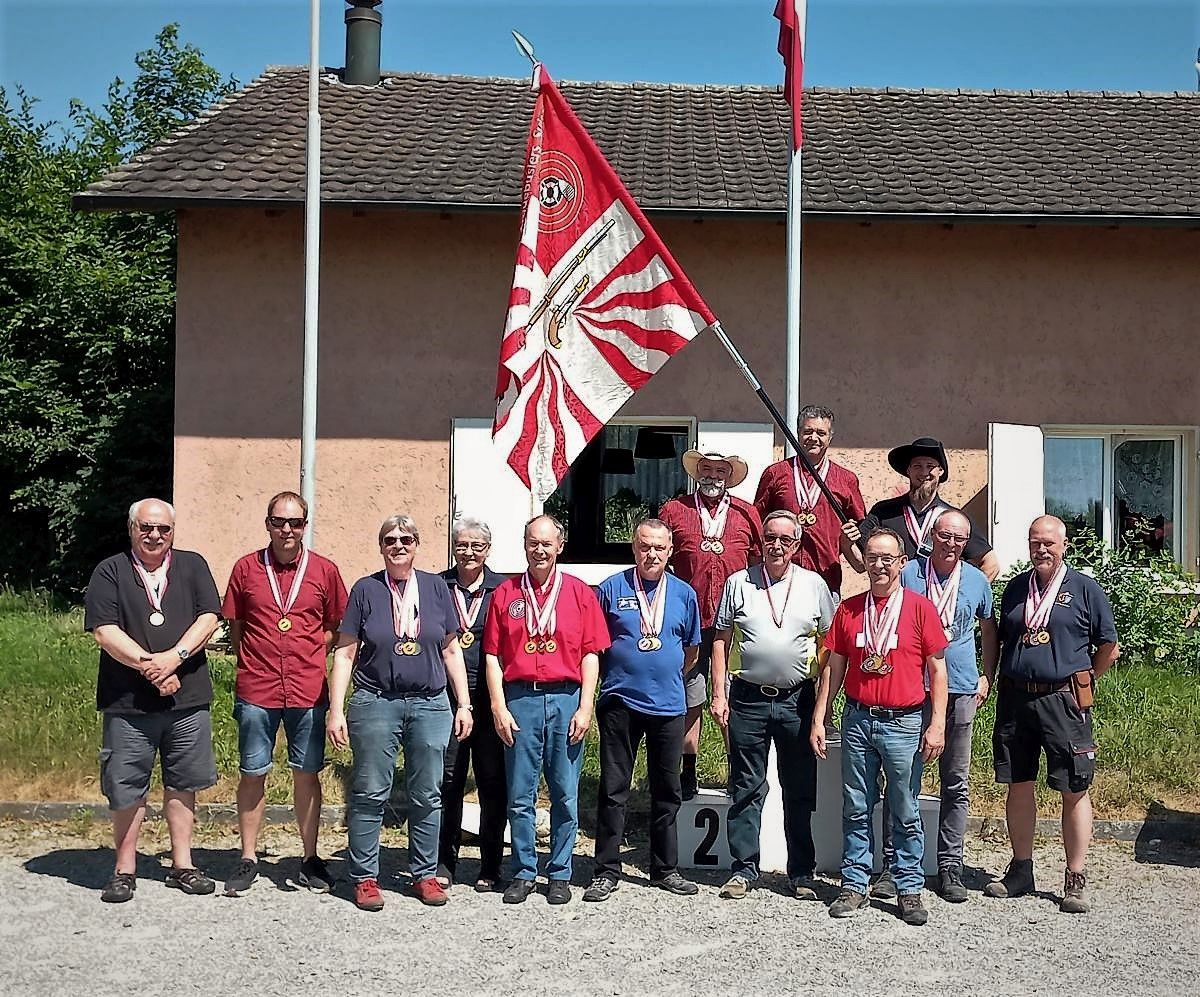 Die Schweizermeister 2023 (v.l.): Hinten: Adrian Weber, Américo Gaspar, VSV-Fähnrich Andreas Holdener. Vorne: Bruno Reber, Daniel Kenel, Katharina Stierli, Louise Van Greunen, Herbert Grad, Rolf Beck, Marcel Geering, Hans-Peter Rüfenacht, Roland Frei, Françoise Chardonnens.
