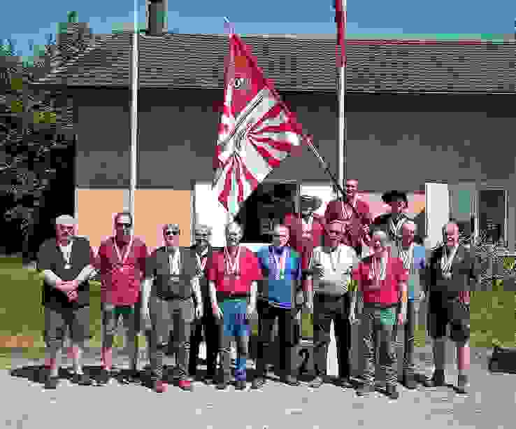 Schweizermeister 2023 Die Schweizermeister 2023 (v.l.): Hinten: Adrian Weber, Américo Gaspar, VSV-Fähnrich Andreas Holdener. Vorne: Bruno Reber, Daniel Kenel, Katharina Stierli, Louise Van Greunen, Herbert Grad, Rolf Beck, Marcel Geering, Hans-Peter Rüfenacht, Roland Frei, Françoise Chardonnens.