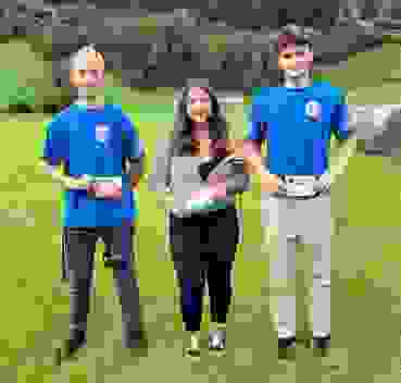 Glarner Jungschützen Kopie.jpg Glarner Meisterin Kira Hunold mit Andrin Schmid (links, 2. Rang) und rechts Tom Steinmann (3. Rang).