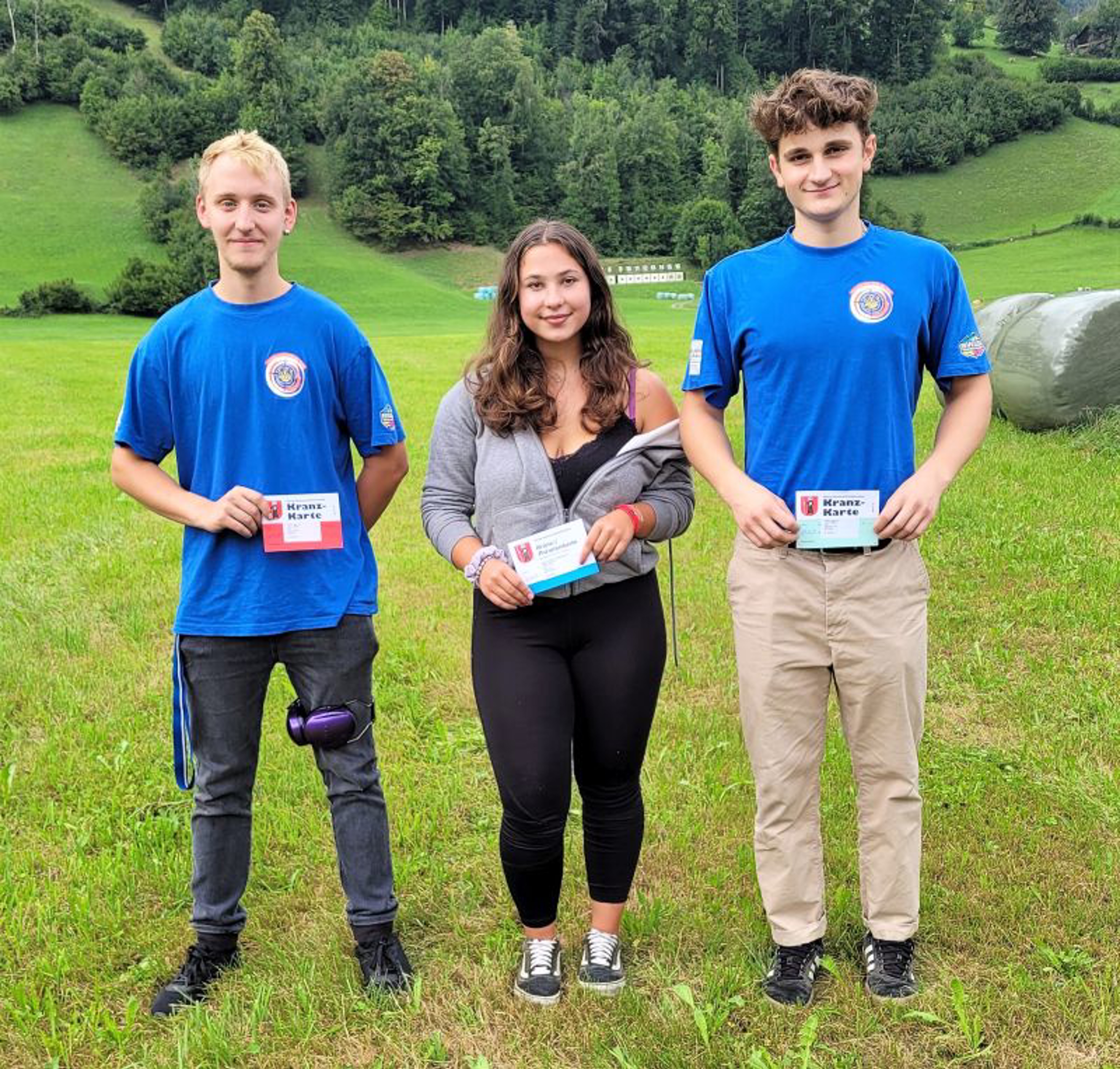 Glarner Meisterin Kira Hunold mit Andrin Schmid (links, 2. Rang) und rechts Tom Steinmann (3. Rang).