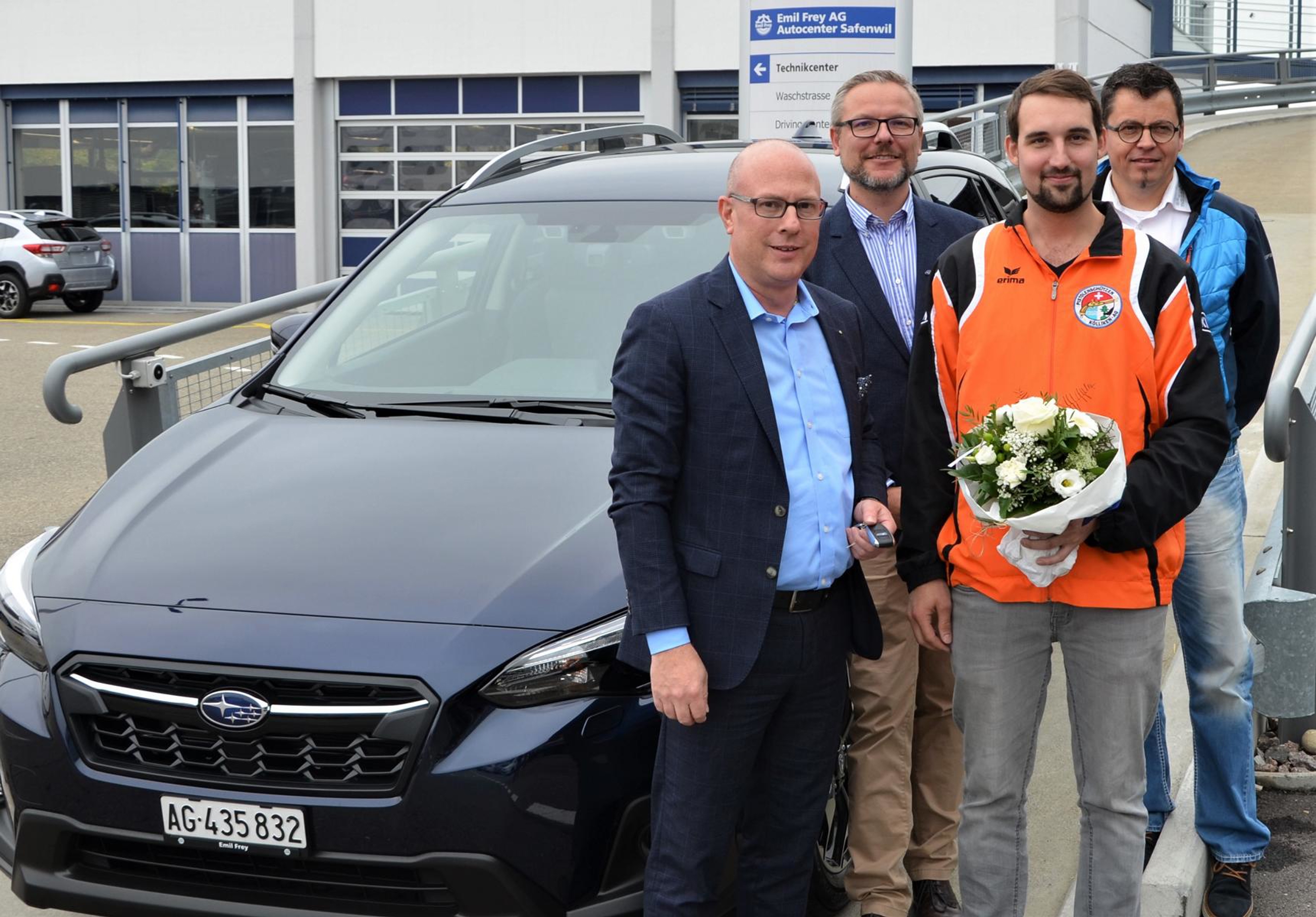 Marc Stettler und Jan Wernli von Subaru freuen  sich mit mit Preisgewinner Marc Fischer und LZ-Cup-Chef Urban Hüppi (v.l.).