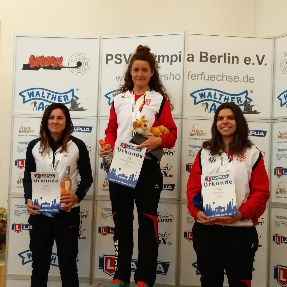 Podest Gewehr 50m Dreistellung Frauen (v.l.): Die Britin Katie Gleeson (2.), Andrea Brühlmann (1.) und Chiara Leone (3.)