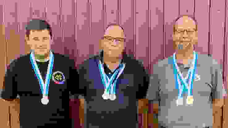 Bild 2 vlnr. Gregory Emmenegger Gregory (3. A-Programm), Ueli Blatti (1. C Programm, 3. B-Programm), Pascal Broch (1. B-Programm, 2. A-Programm).jpg Gregory Emmenegger (3. A-Programm), Ueli Blatti (1. C-Programm, 3. B-Programm), Pascal Broch (1. B-Programm, 2. A-Programm) (v.l.)