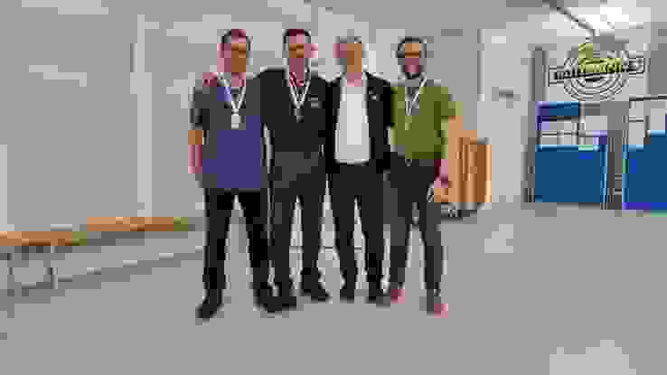 3-St Bucher Sciuto Glanzmann Hodel.jpg Im Dreistellungsmatch setzte sich Fabio Sciuto (2. vl.) vor Peter Bucher (l.) und Rolf Hodel (r.) durch. Die Medaillengewinner mit Franz Glanzmann, Chef Leistungssport, beim Luzerner Kantonalschützenverein LKSV.