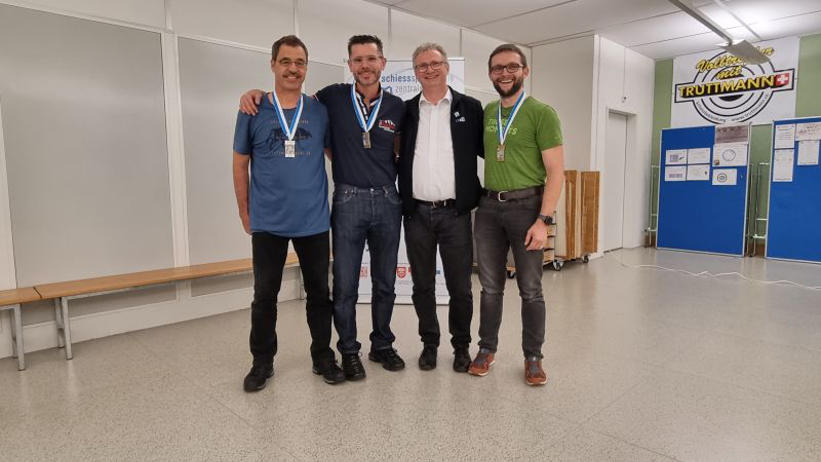 Im Dreistellungsmatch setzte sich Fabio Sciuto (2. vl.) vor Peter Bucher (l.) und Rolf Hodel (r.) durch. Die Medaillengewinner mit Franz Glanzmann, Chef Leistungssport, beim Luzerner Kantonalschützenverein LKSV.
