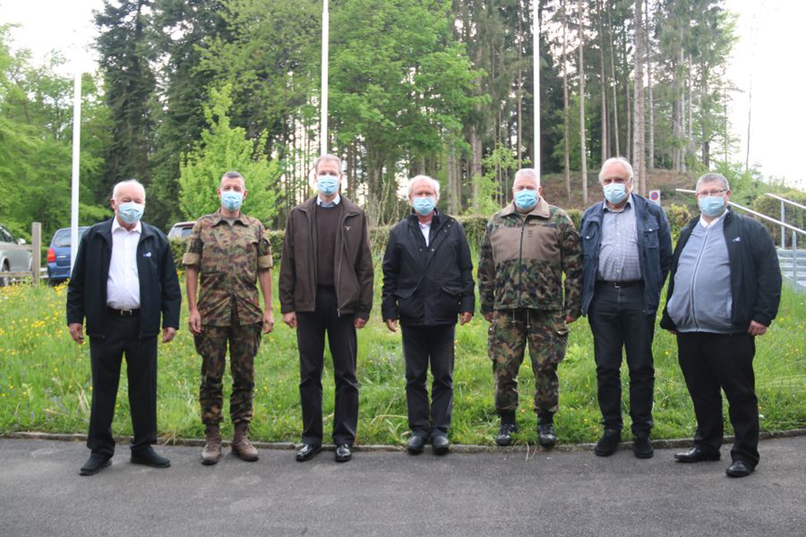 Im Beisein von Gästen aus Politik und Armee eröffnete der Vorstand des Luzerner Kantonalschützenvereins LKSV am Mittwoch vor Auffahrt in Emmen das Felschiessen 2021: Arthur Riedweg (Chef Feldschiessen), Divisionär Daniel Keller, Regierungspräsident Reto Wyss, Regierungsrat Paul Winiker, Philippe Achermann (Kreiskommandant Kanton Luzern), Peter Glur (Eidgenössischer Schiessoffizier Kanton Luzern) und Christian Zimmermann (Präsident LKSV).