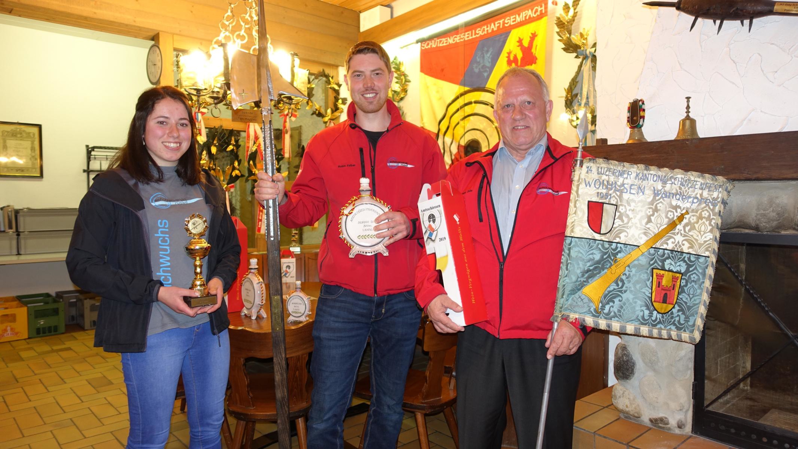 Erfolgreicher Ruswiler 300m-Schützenverein: Heini Erika (Siegerin Junioren), Felber Robin (Sieger Einzel und Gewinner Hellebarde Kombination), Dula Hans (Vereinssieg).