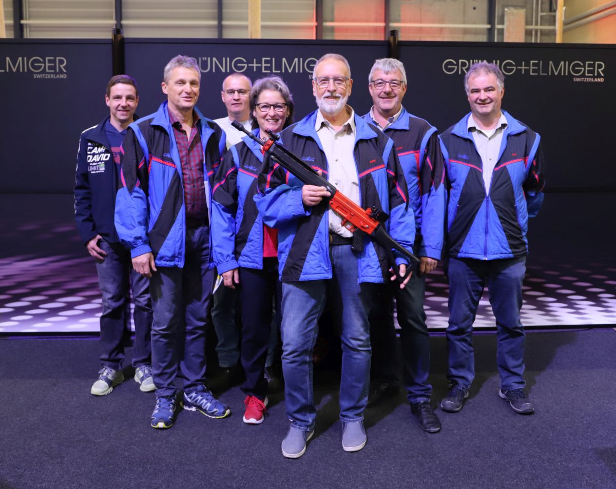 Die Delegation: Kevin Breitenoser, Kurt Gmür, Stefan Graf, Gabi Riedweg, Hanspeter Riedweg (mit Gabe), sowie Werner Künzli und Rolf Brändli (von links).