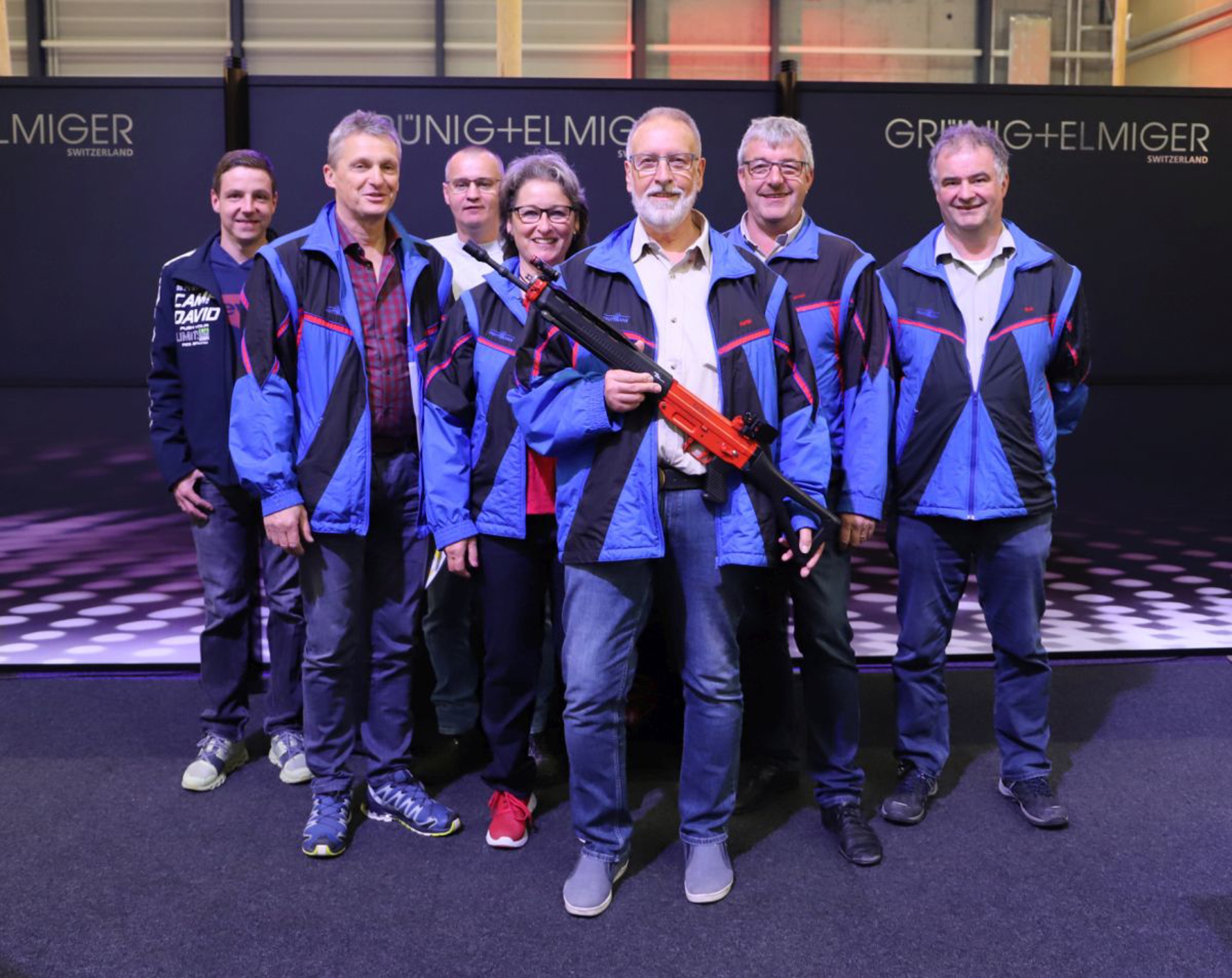 Die Delegation: Kevin Breitenoser, Kurt Gmür, Stefan Graf, Gabi Riedweg, Hanspeter Riedweg (mit Gabe), sowie Werner Künzli und Rolf Brändli (von links).