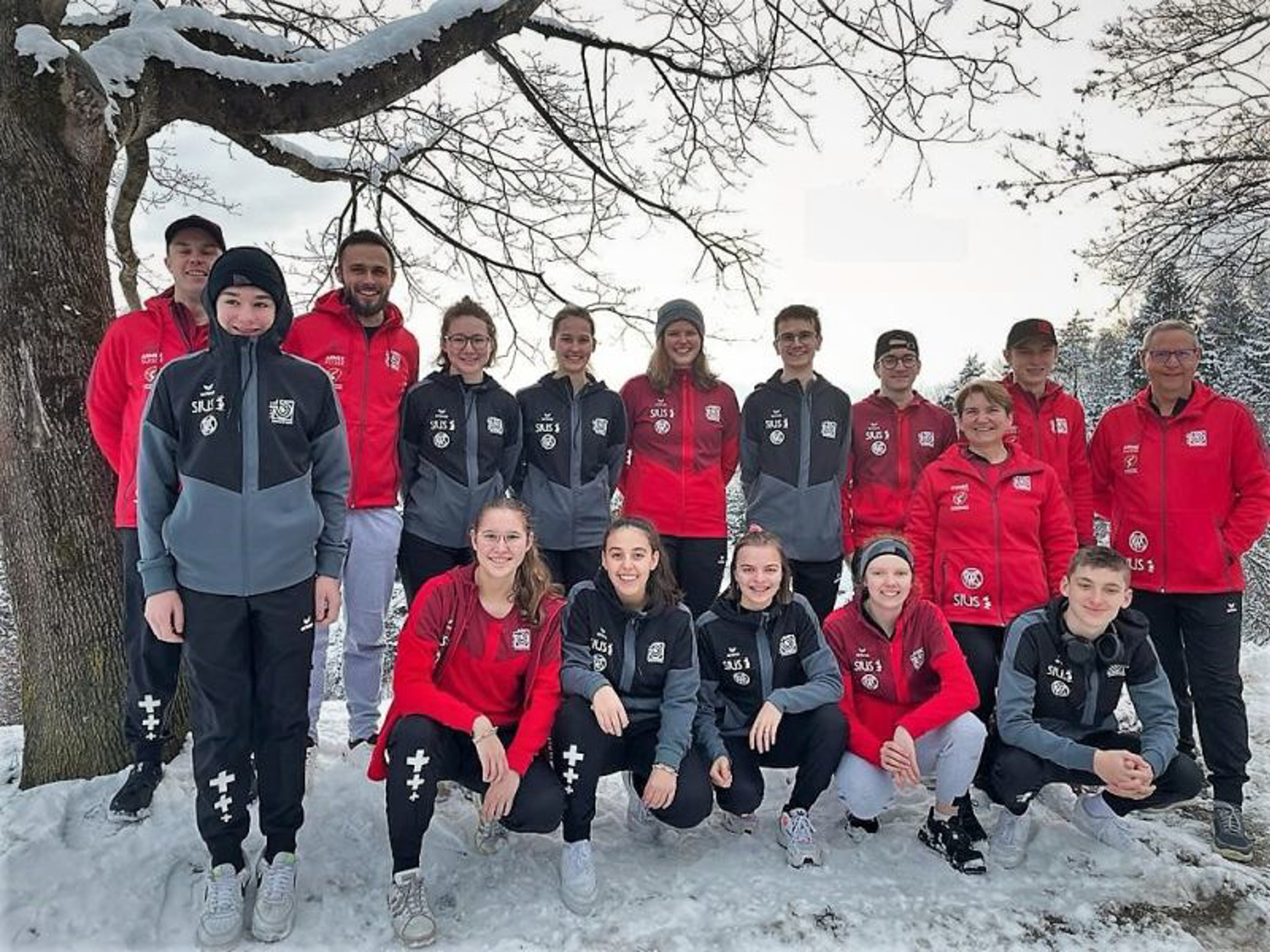 Die Schweizer Juniorinnen und Junioren zusammen mit ihrer Trainerin und den Trainern.