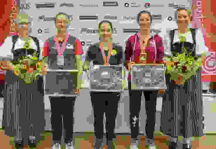 Medaillengewinnerinnen G50m 3X20 U19 U21 Siegerin Gina Gyger flankiert von Vivien Jäggi (links) und Martina Herrli