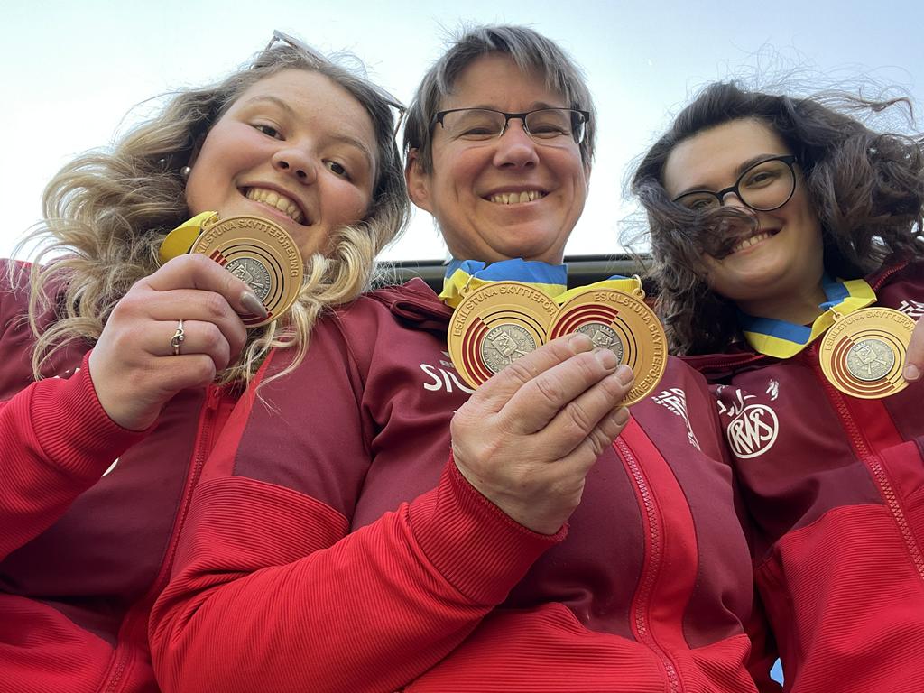Silvia Guignard (Mitte) gewinnt in der Dreistellung Gold. Michèle Bertschi (rechts) und Anja Senti Achte (links) sorgen dafür, dass sich die Schweizer Schützinnen so den 1. Rang in der Teamwertung sichern.
