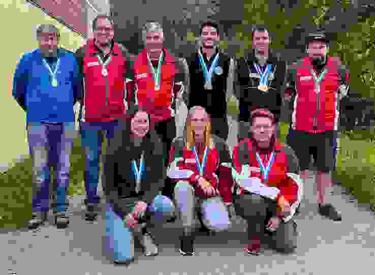 K1600_Medaillengewinner Senslemeisterschaften G50 2022.JPG Medaillengewinner (hinten v.l.:) Hansruedi Vögeli, Armin Ayer, Heribert Andrey, Sven Riedo, Marco Poffet, Andreas Buntschu
(kniend v.l.): Lea Sturny, Sophie Bapst, Angela Saurer