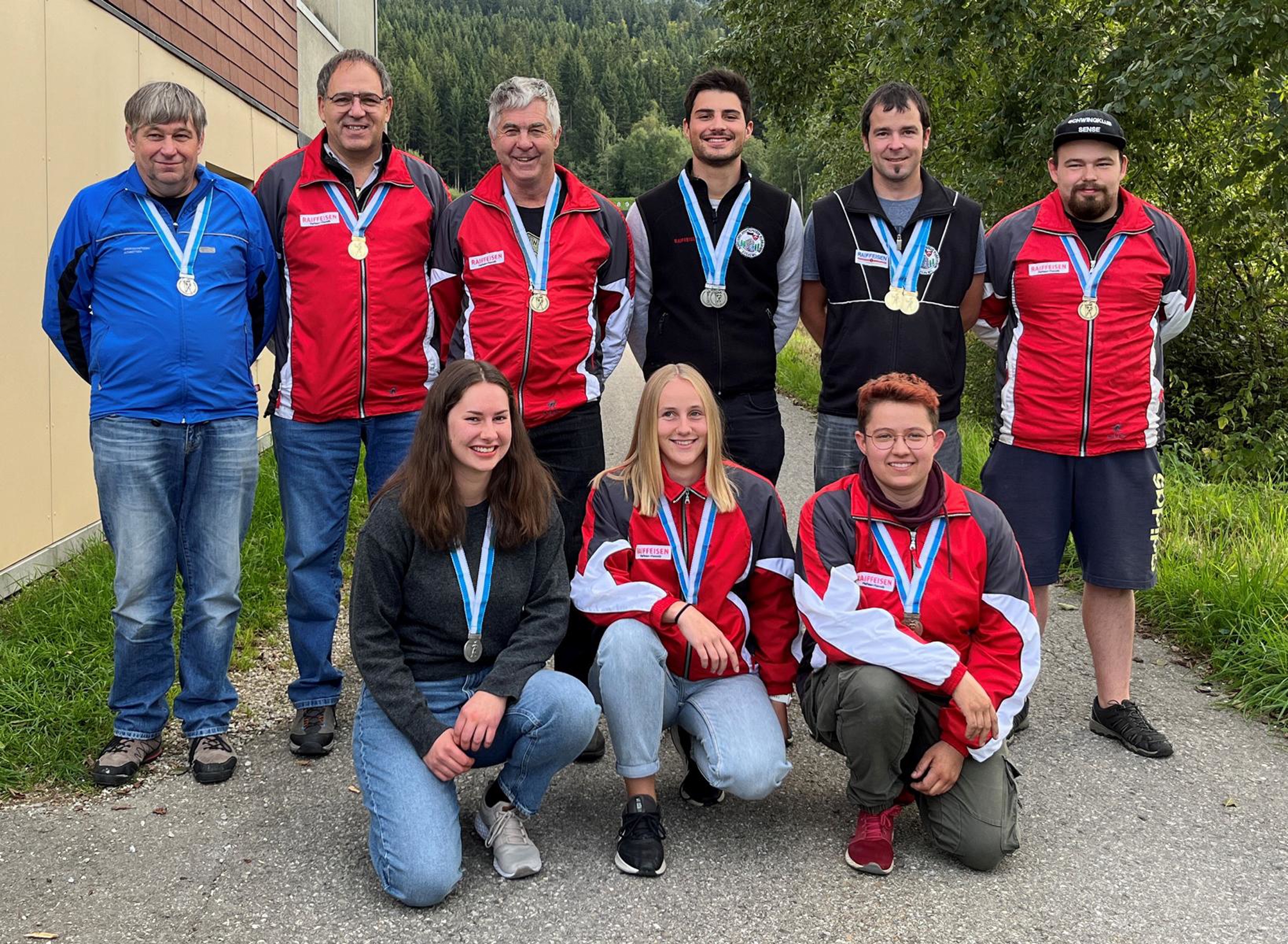 Medaillengewinner (hinten v.l.:) Hansruedi Vögeli, Armin Ayer, Heribert Andrey, Sven Riedo, Marco Poffet, Andreas Buntschu
(kniend v.l.): Lea Sturny, Sophie Bapst, Angela Saurer